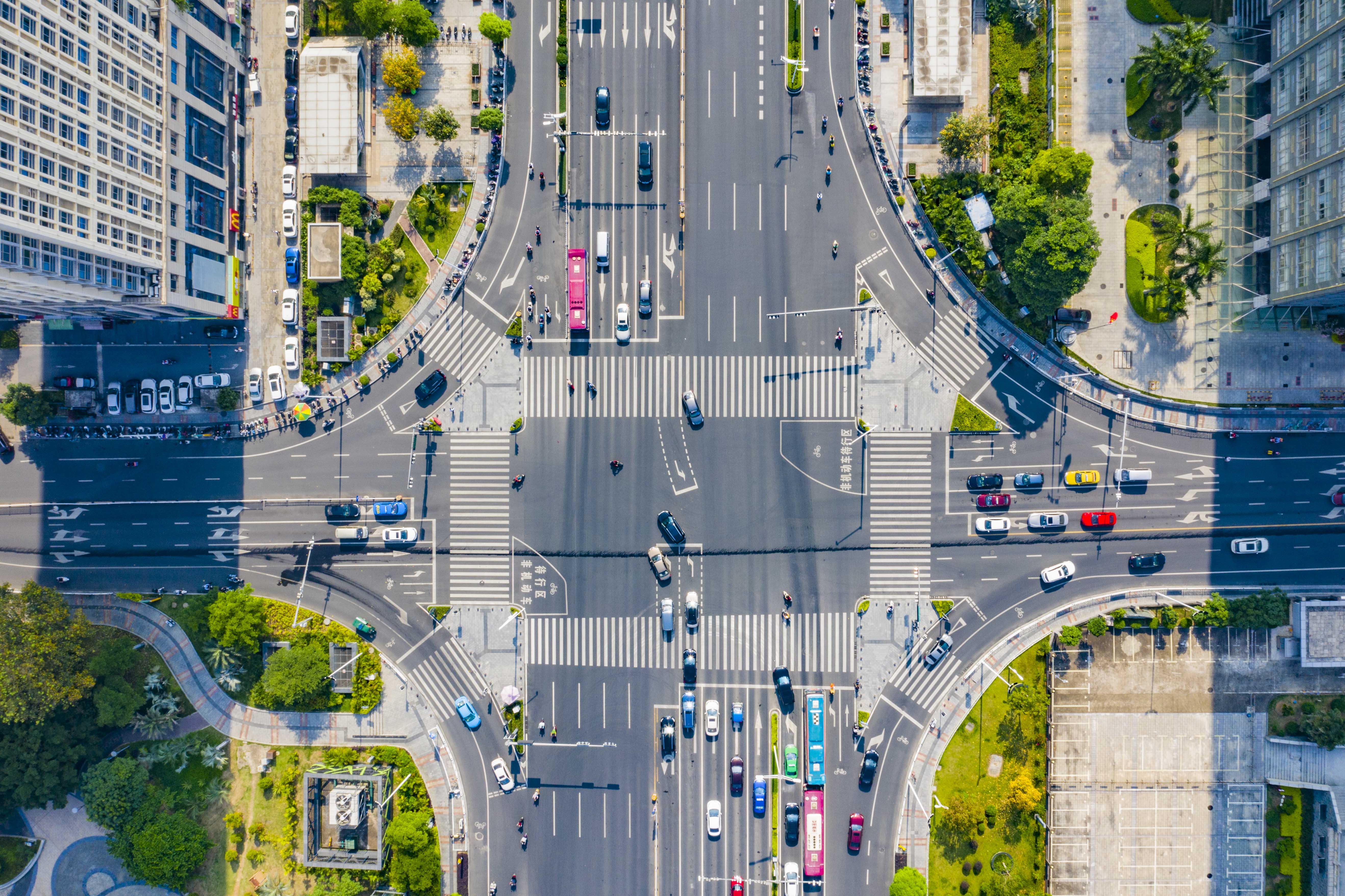 千庫(kù)網(wǎng)_城市中午車(chē)流十字路口無(wú)人機(jī)攝影圖配圖_攝影圖編號(hào)179162
